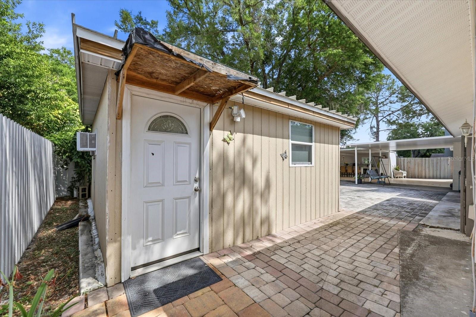 8331 W POCAHONTAS AVE, TAMPA, FL, 33615