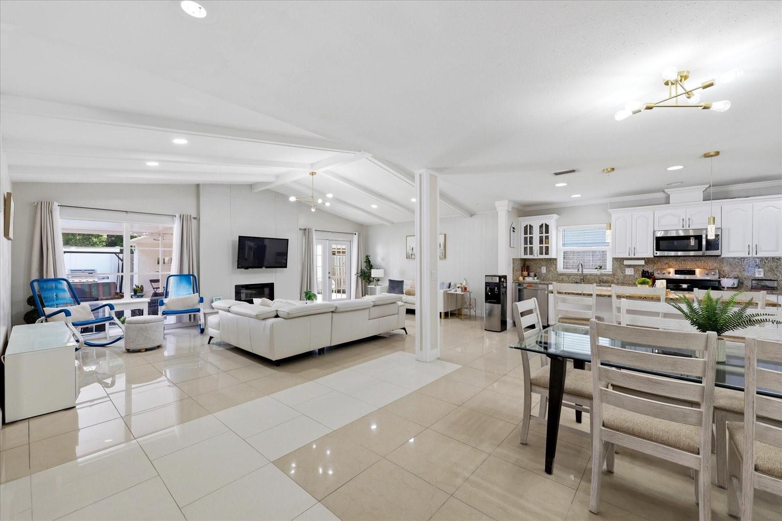 8331 W POCAHONTAS AVE, TAMPA, FL, 33615