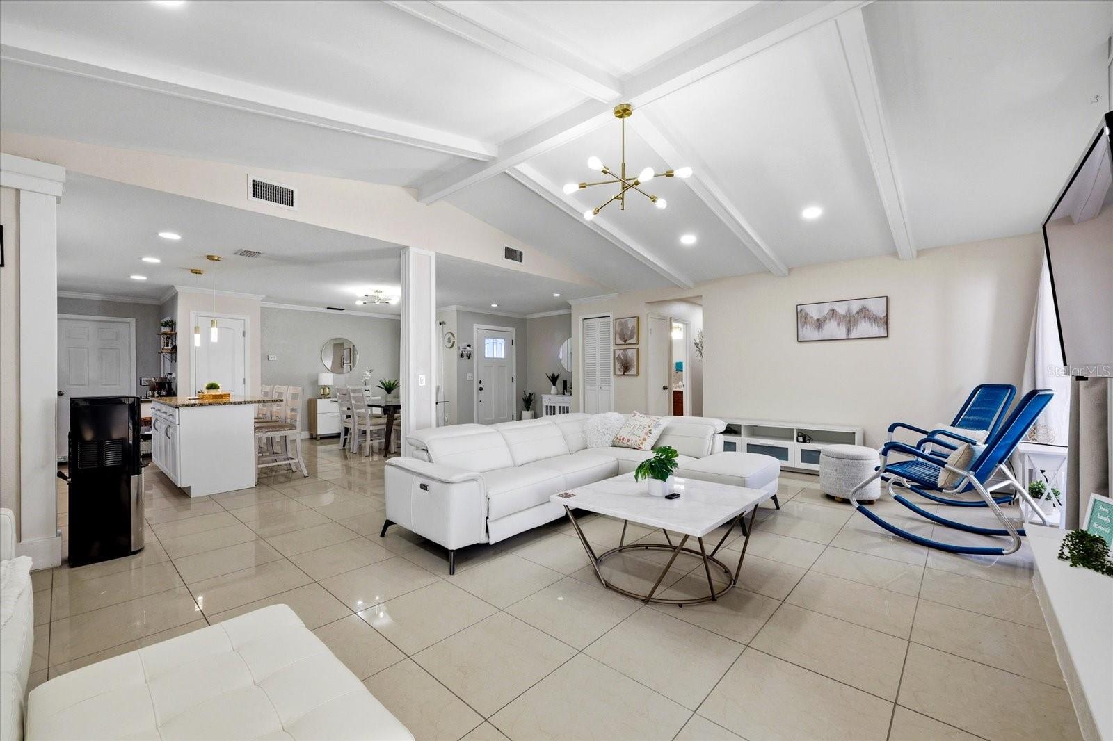 8331 W POCAHONTAS AVE, TAMPA, FL, 33615