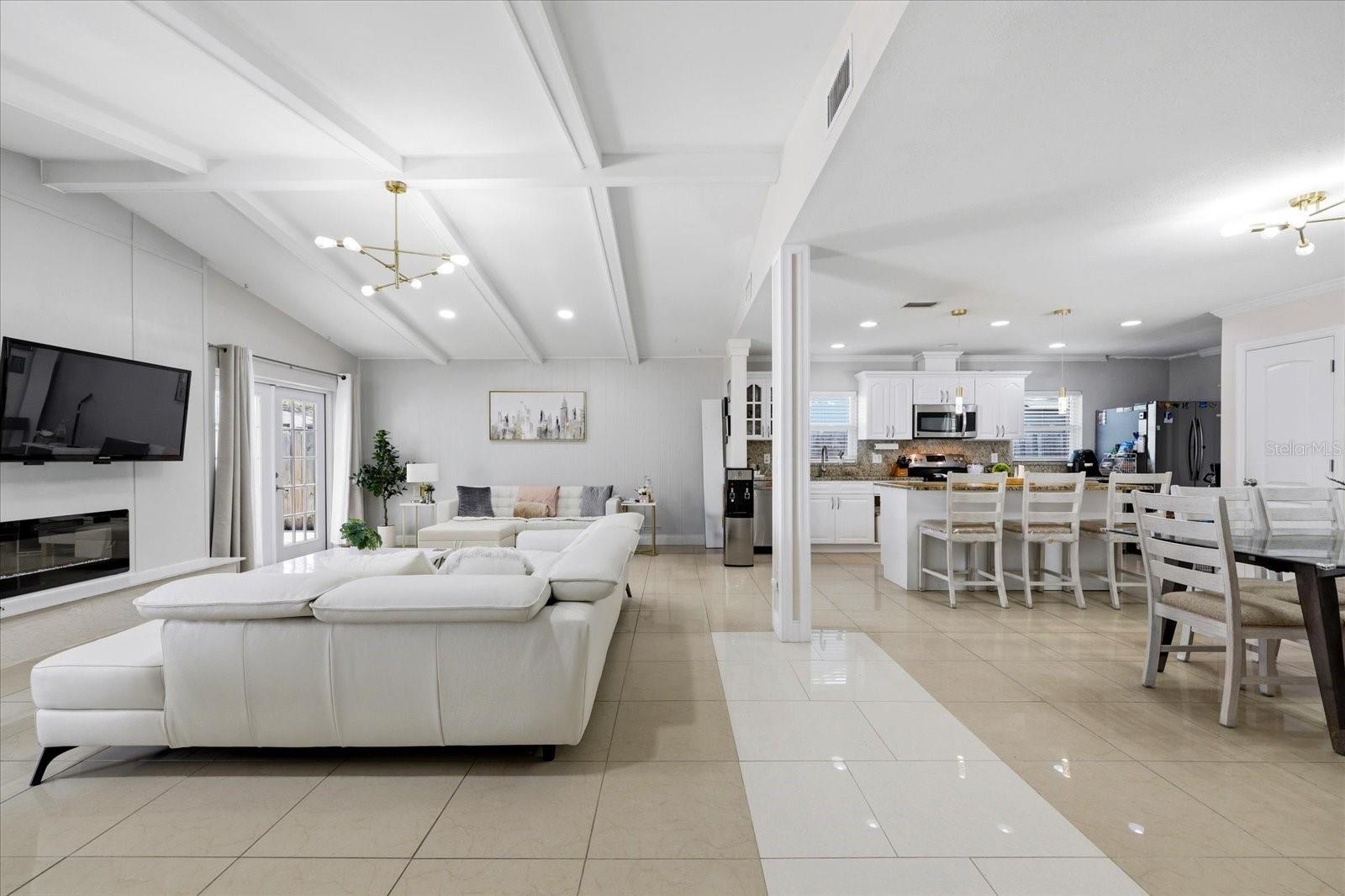 8331 W POCAHONTAS AVE, TAMPA, FL, 33615