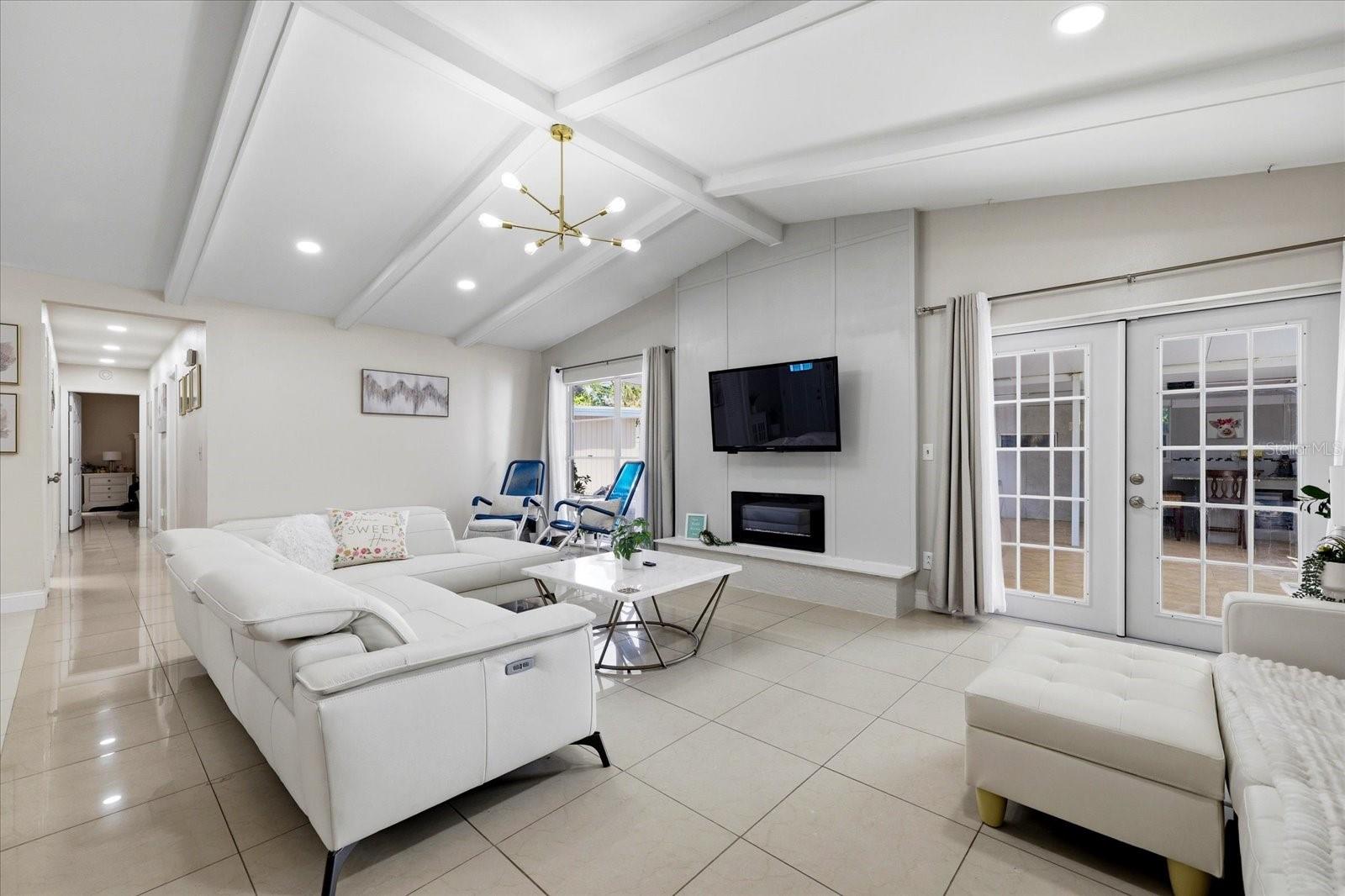 8331 W POCAHONTAS AVE, TAMPA, FL, 33615