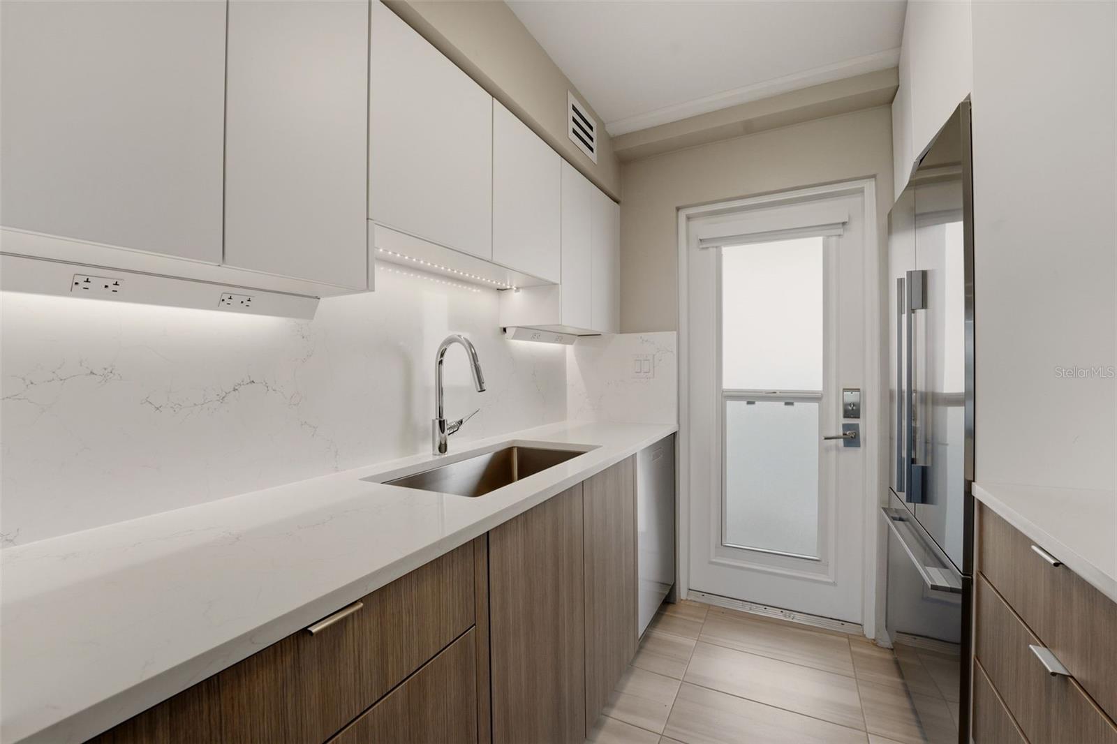33 S GULFSTREAM AVE #704, SARASOTA, FL, 34236