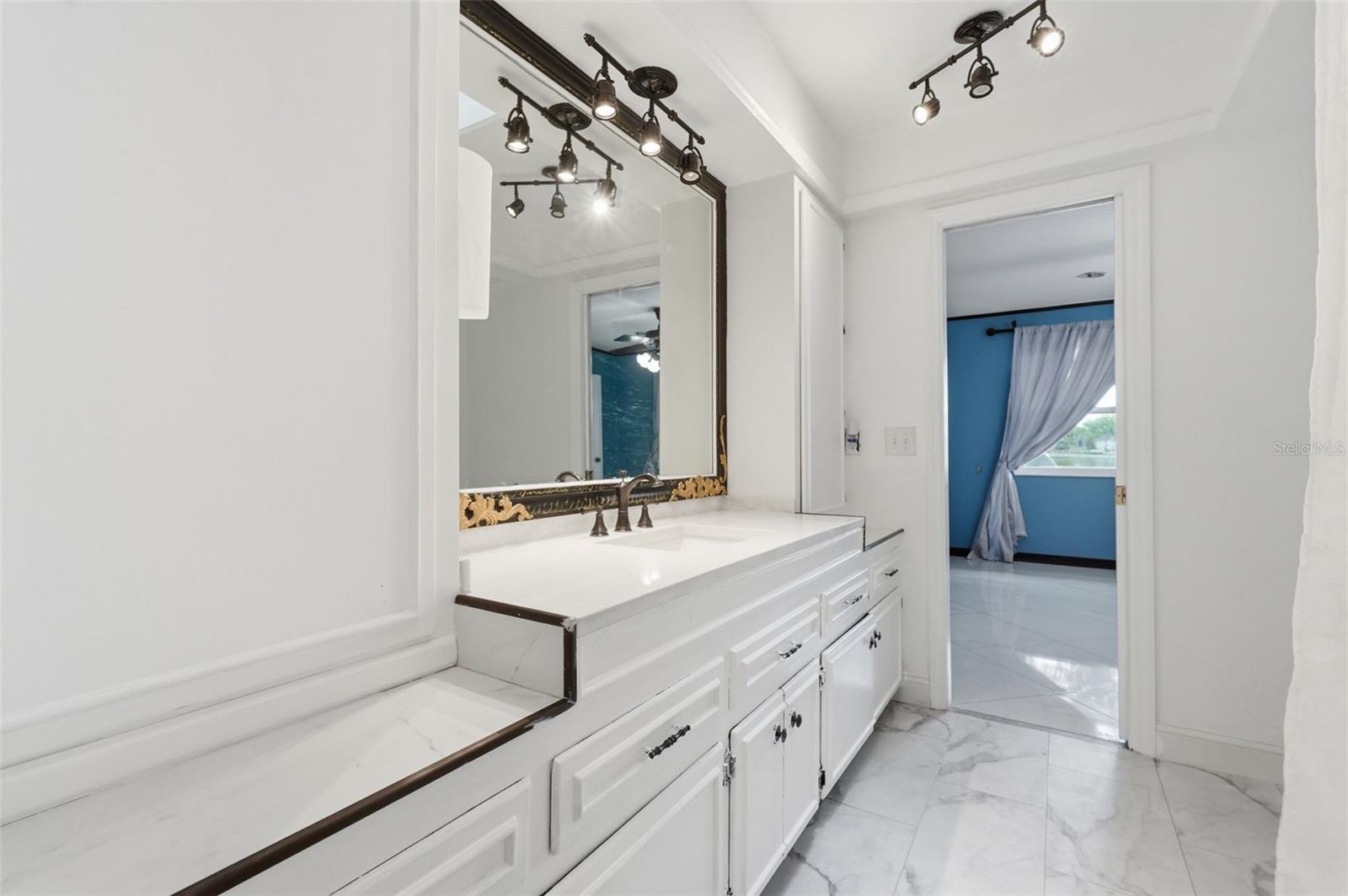 3678 E LAKE DR, LAND O LAKES, FL, 34639