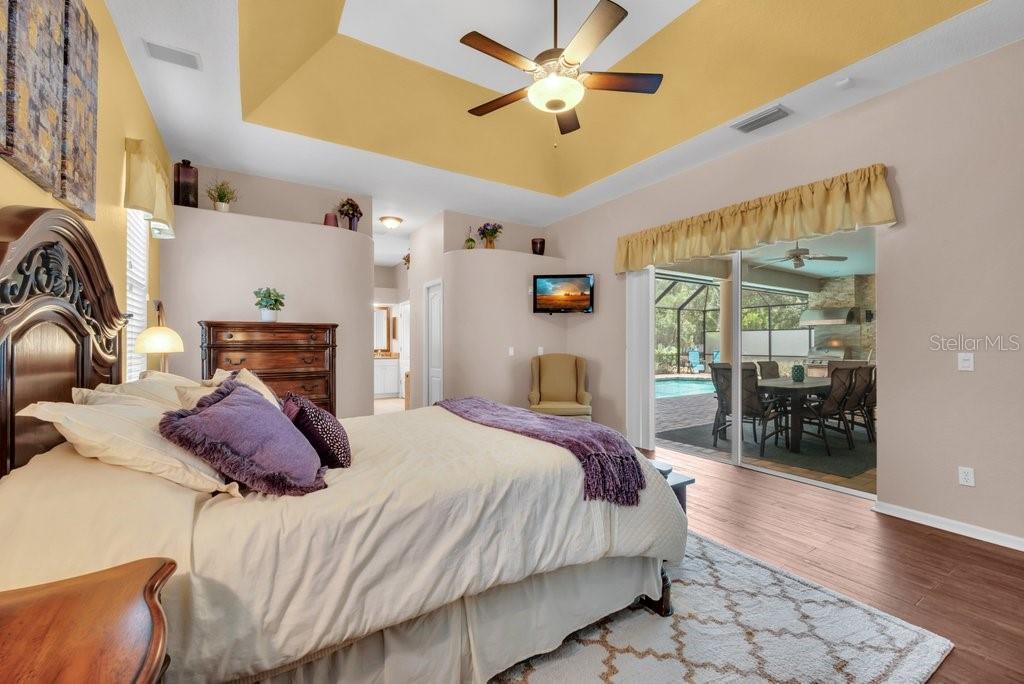 2221 VALRICO FOREST DR, VALRICO, FL, 33594