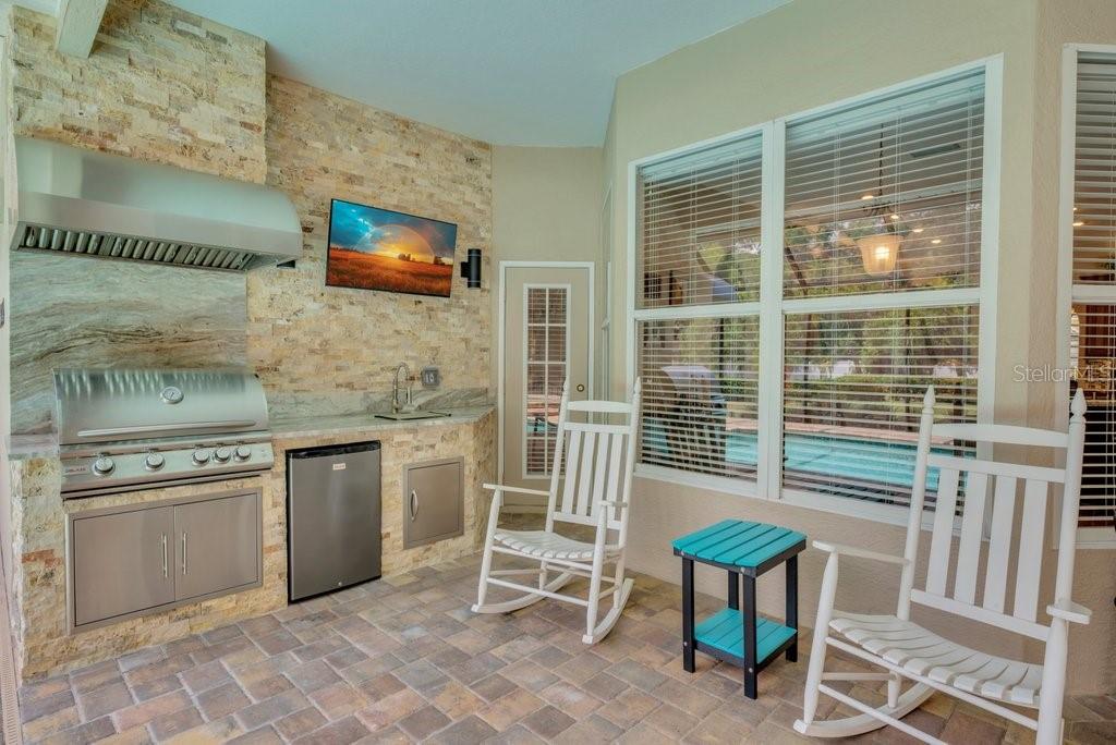 2221 VALRICO FOREST DR, VALRICO, FL, 33594