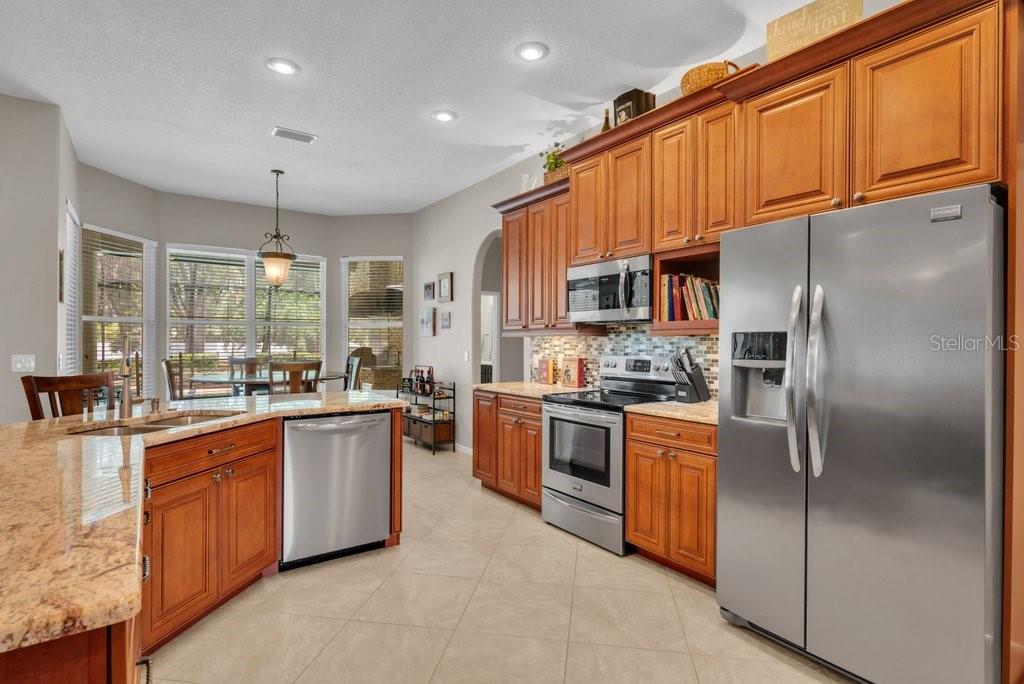 2221 VALRICO FOREST DR, VALRICO, FL, 33594