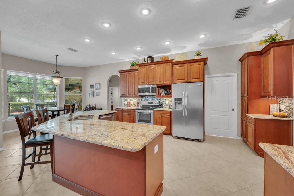 2221 VALRICO FOREST DR, VALRICO, FL, 33594