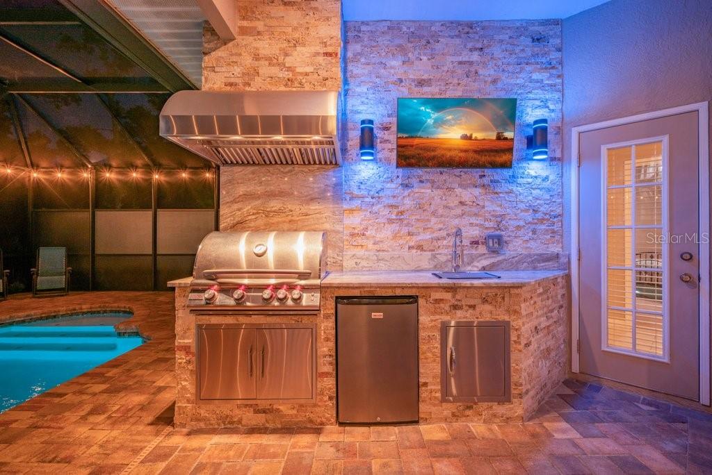 2221 VALRICO FOREST DR, VALRICO, FL, 33594