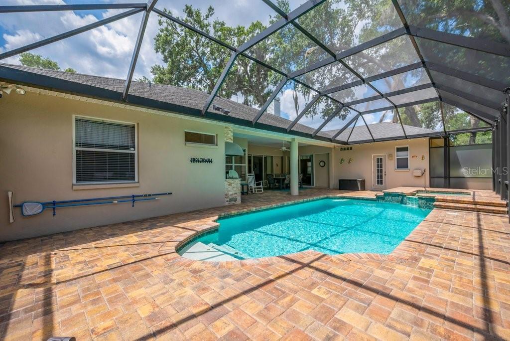 2221 VALRICO FOREST DR, VALRICO, FL, 33594