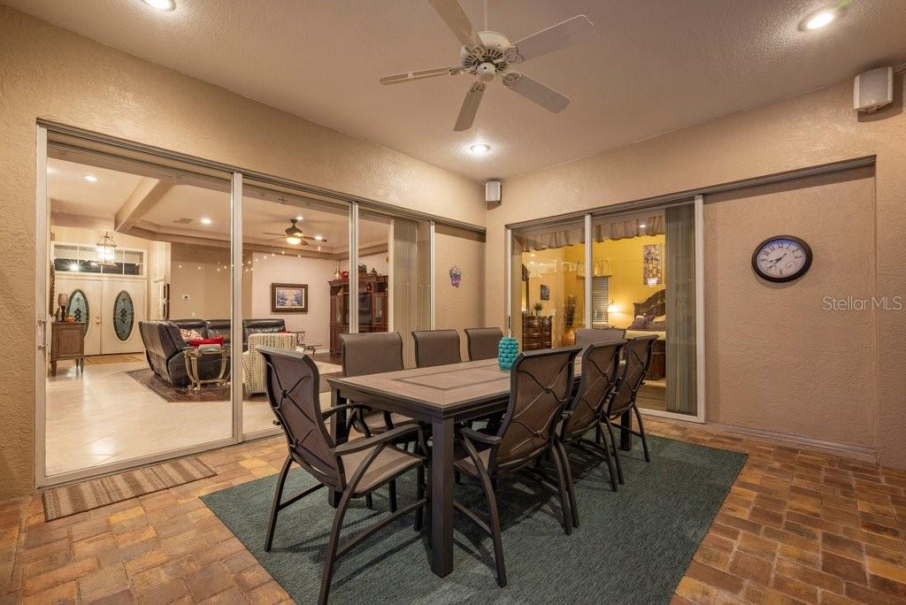 2221 VALRICO FOREST DR, VALRICO, FL, 33594