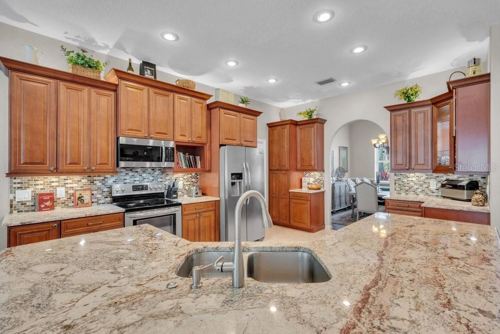 2221 VALRICO FOREST DR, VALRICO, FL, 33594