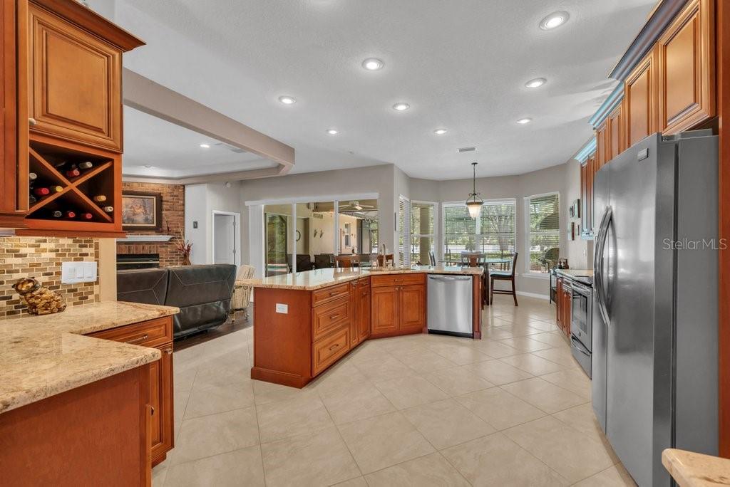 2221 VALRICO FOREST DR, VALRICO, FL, 33594