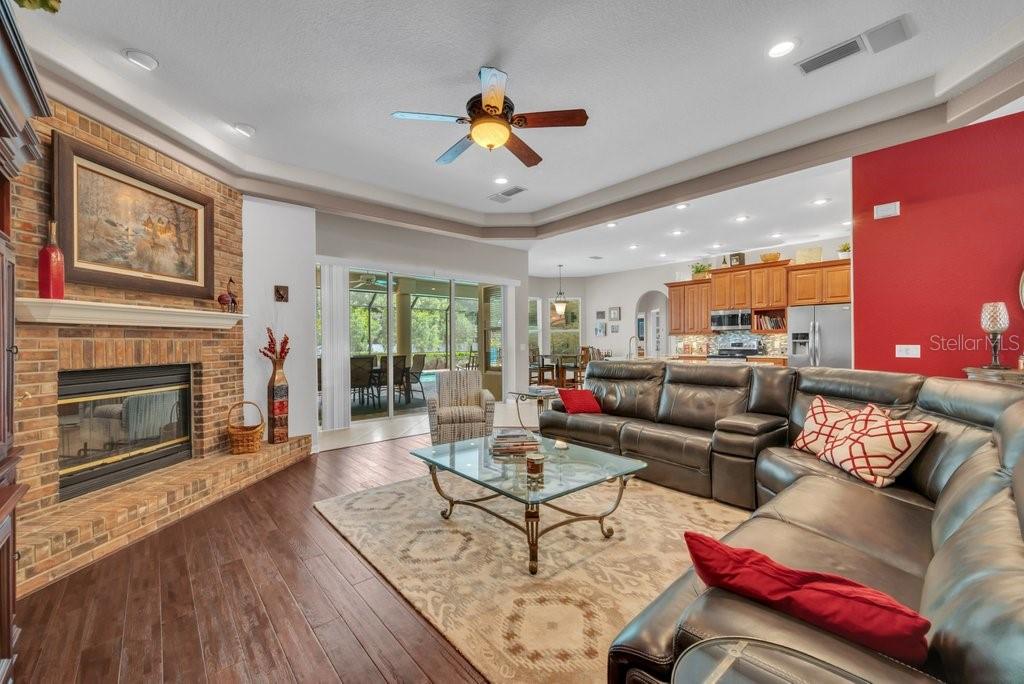 2221 VALRICO FOREST DR, VALRICO, FL, 33594