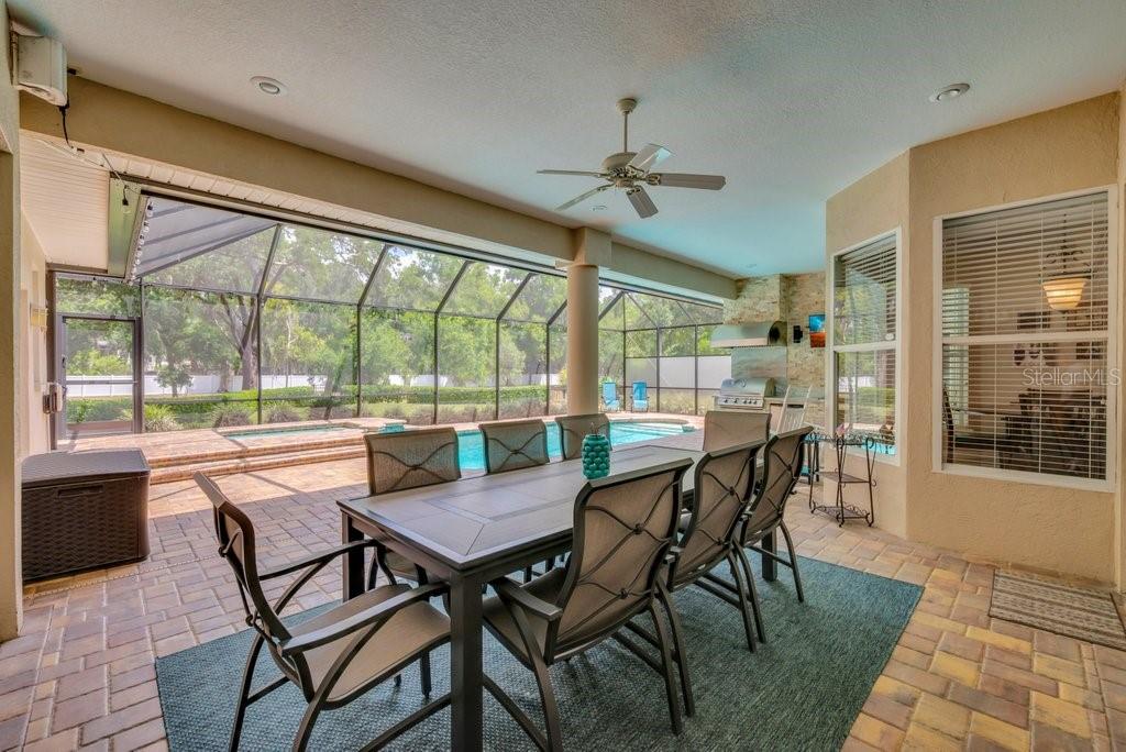 2221 VALRICO FOREST DR, VALRICO, FL, 33594