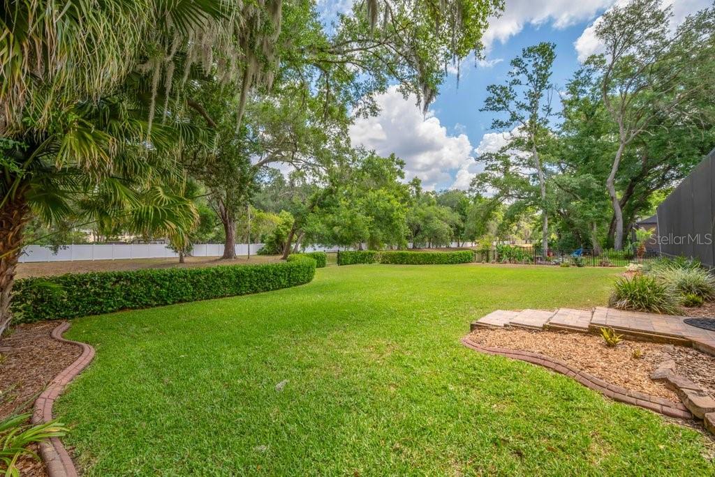 2221 VALRICO FOREST DR, VALRICO, FL, 33594