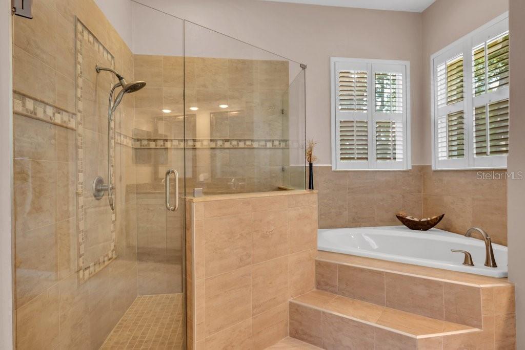 2221 VALRICO FOREST DR, VALRICO, FL, 33594