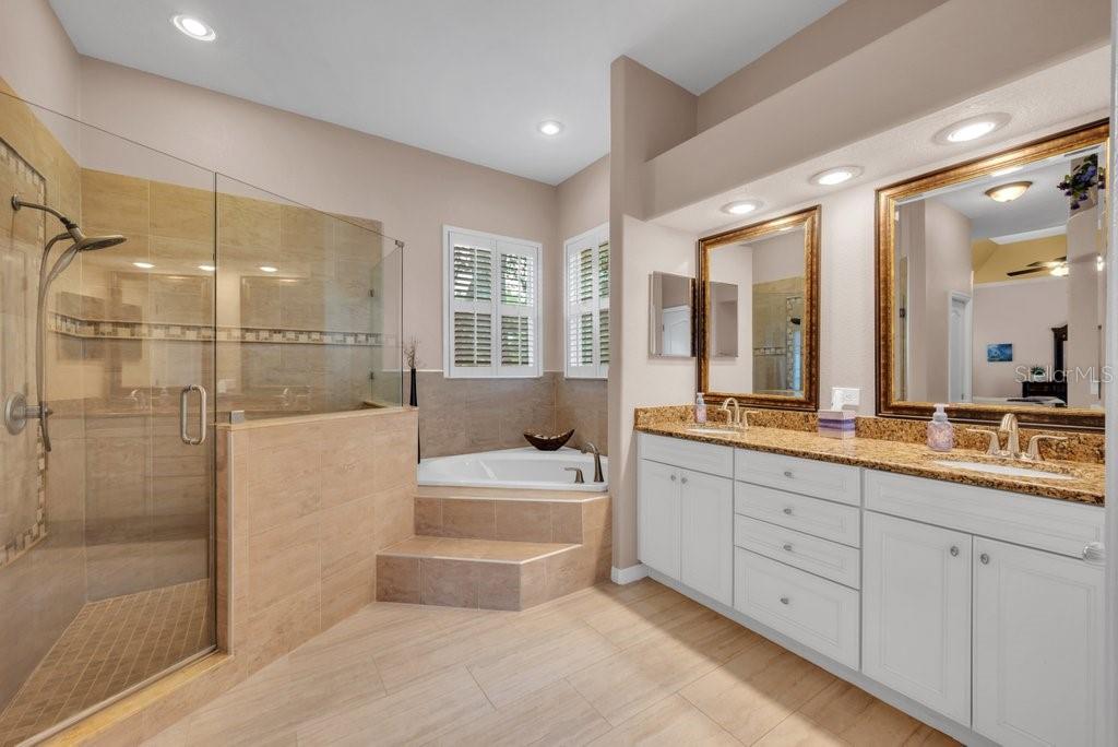 2221 VALRICO FOREST DR, VALRICO, FL, 33594