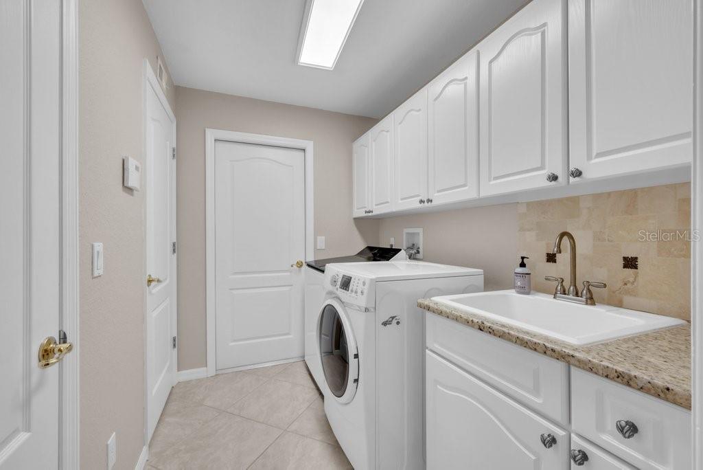 2221 VALRICO FOREST DR, VALRICO, FL, 33594