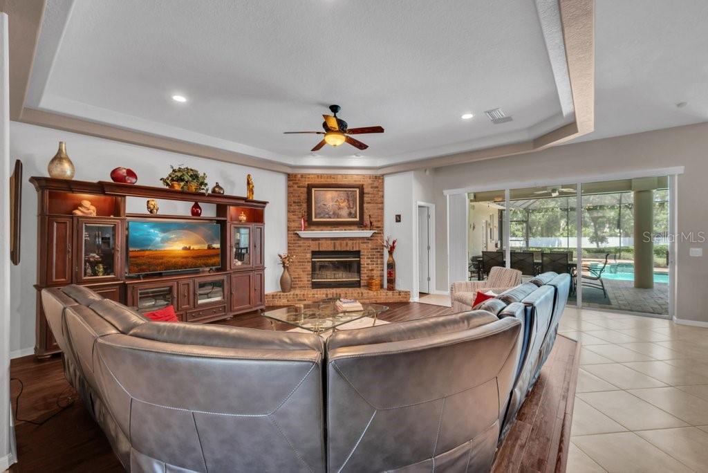 2221 VALRICO FOREST DR, VALRICO, FL, 33594