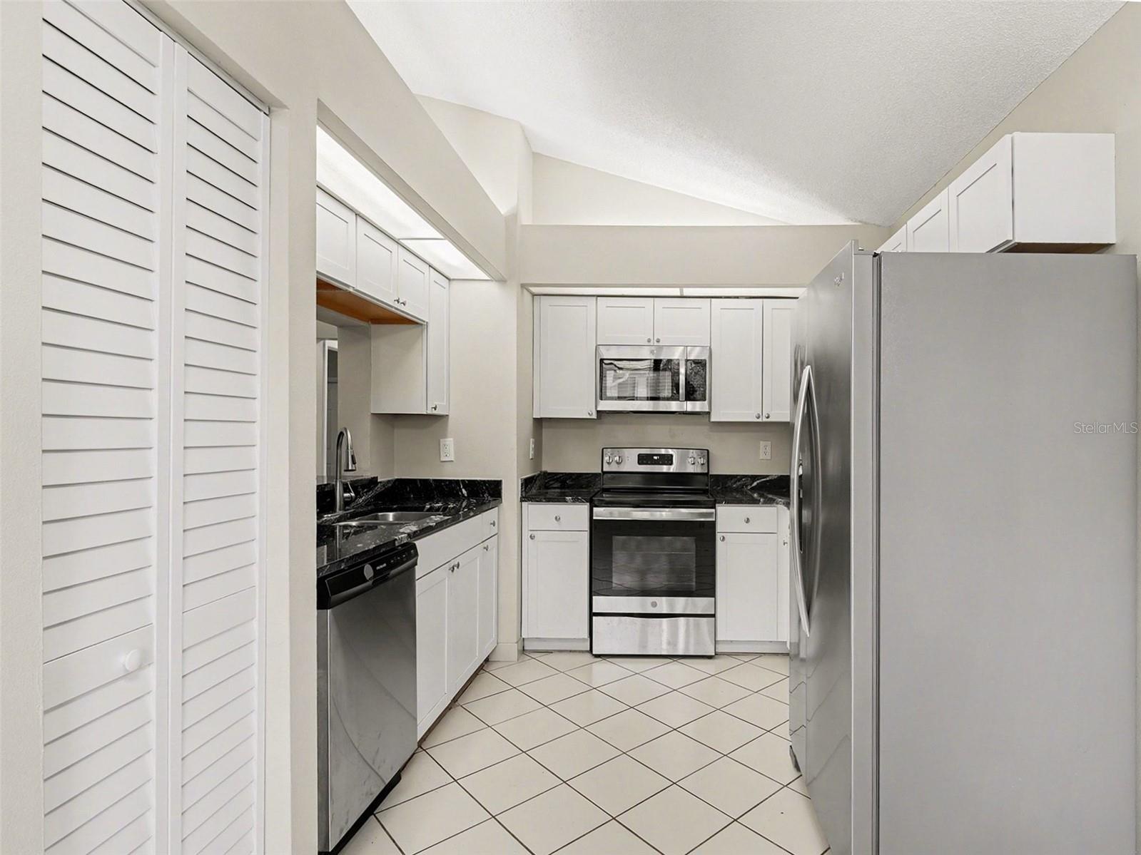 8211 COUNTRY OAKS CT, SARASOTA, FL, 34243