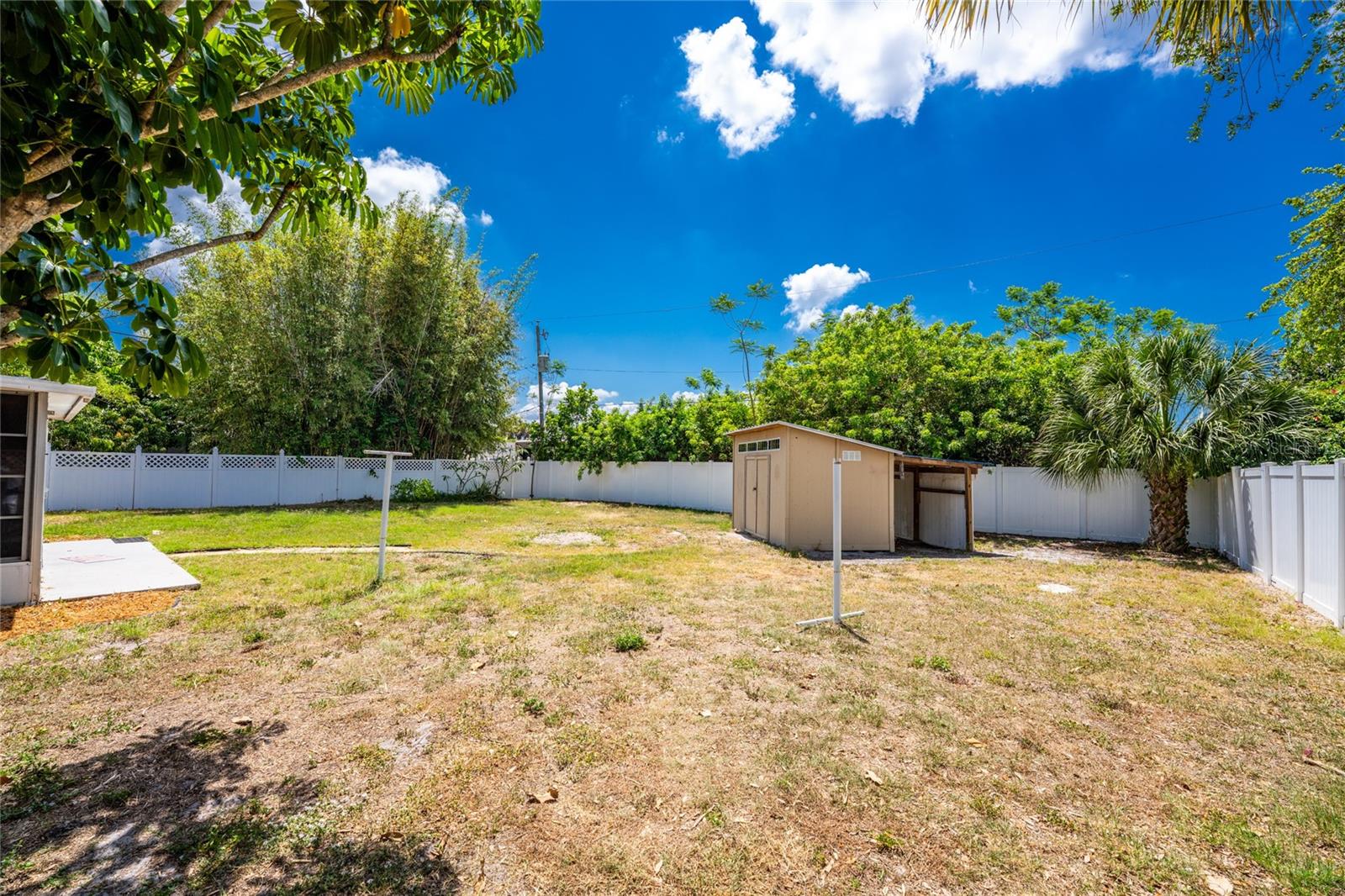 557 MAGNOLIA AVE NW, PORT CHARLOTTE, FL, 33952