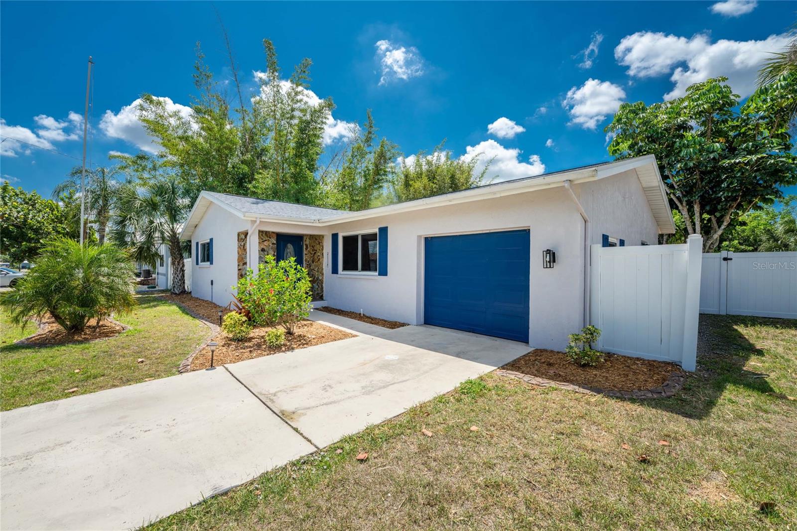 557 MAGNOLIA AVE NW, PORT CHARLOTTE, FL, 33952