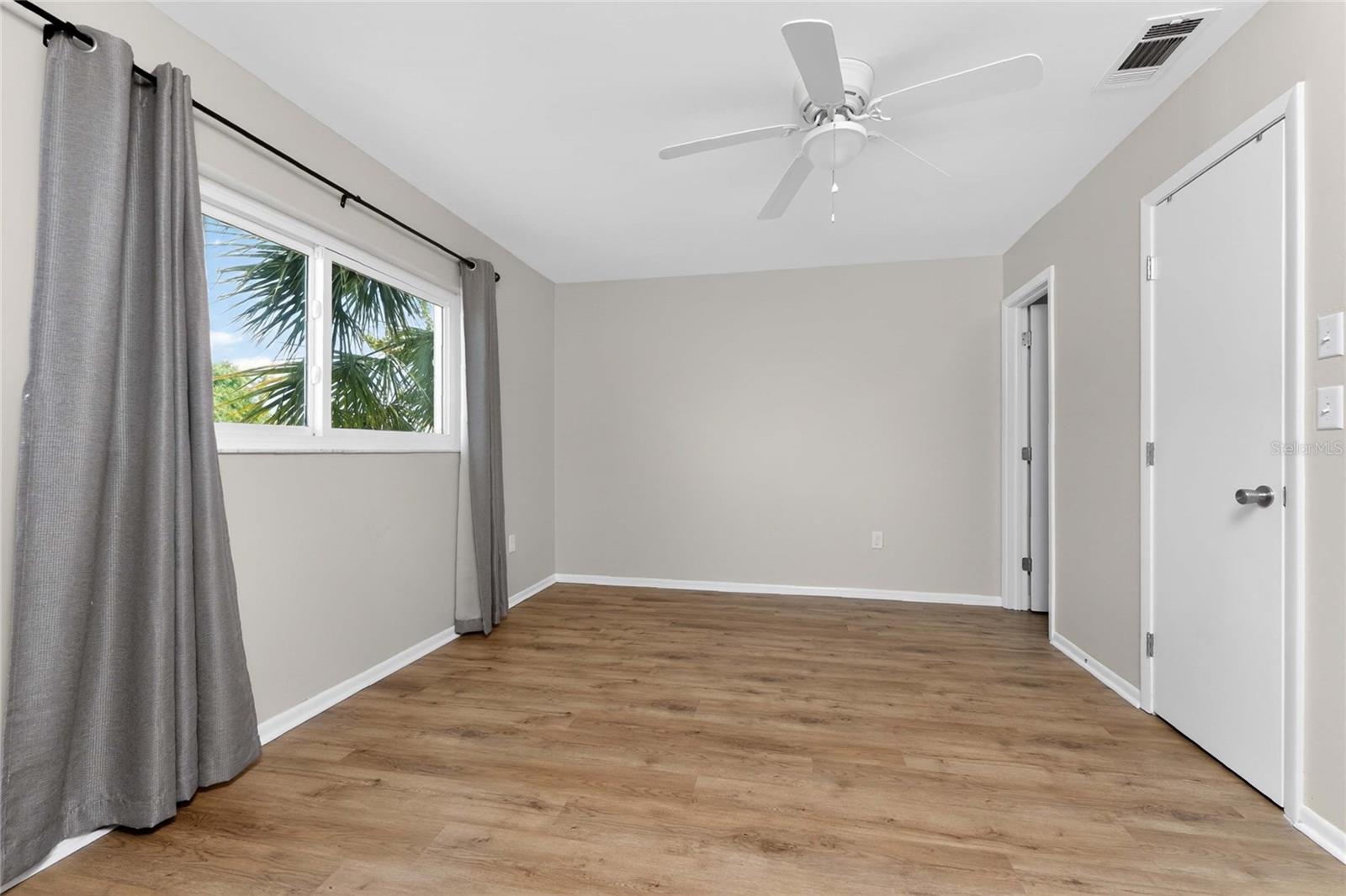 557 MAGNOLIA AVE NW, PORT CHARLOTTE, FL, 33952