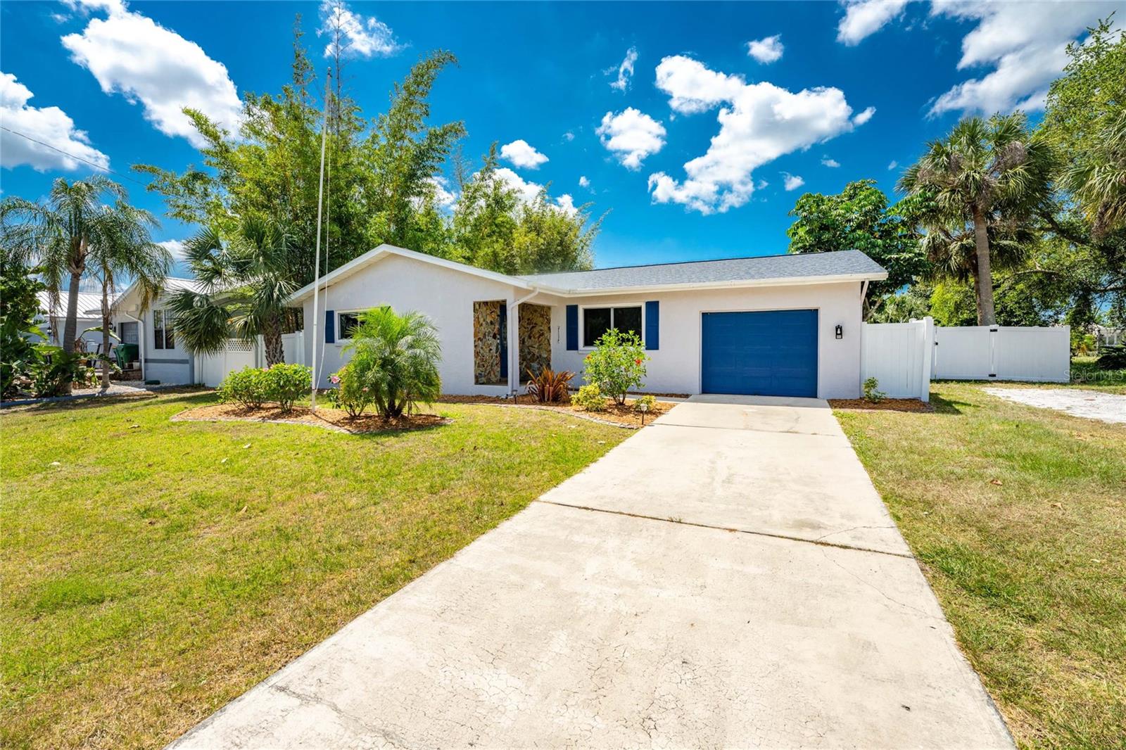 557 MAGNOLIA AVE NW, PORT CHARLOTTE, FL, 33952