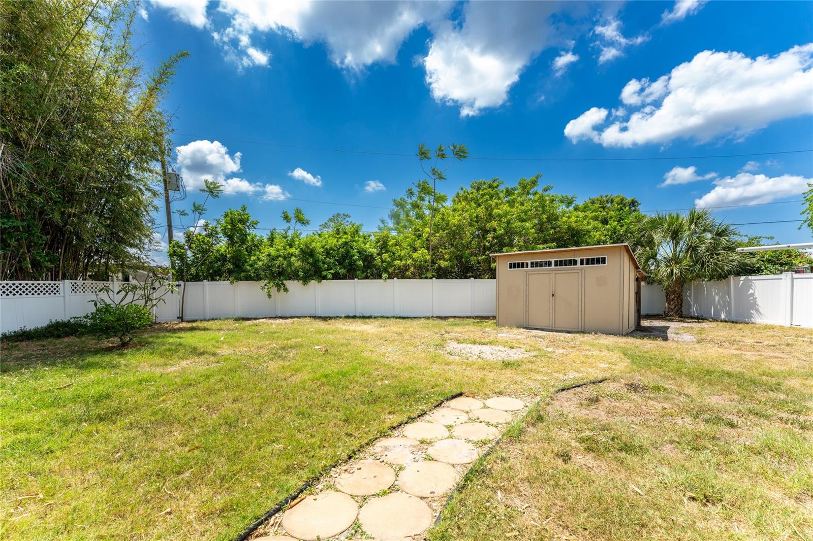 557 MAGNOLIA AVE NW, PORT CHARLOTTE, FL, 33952