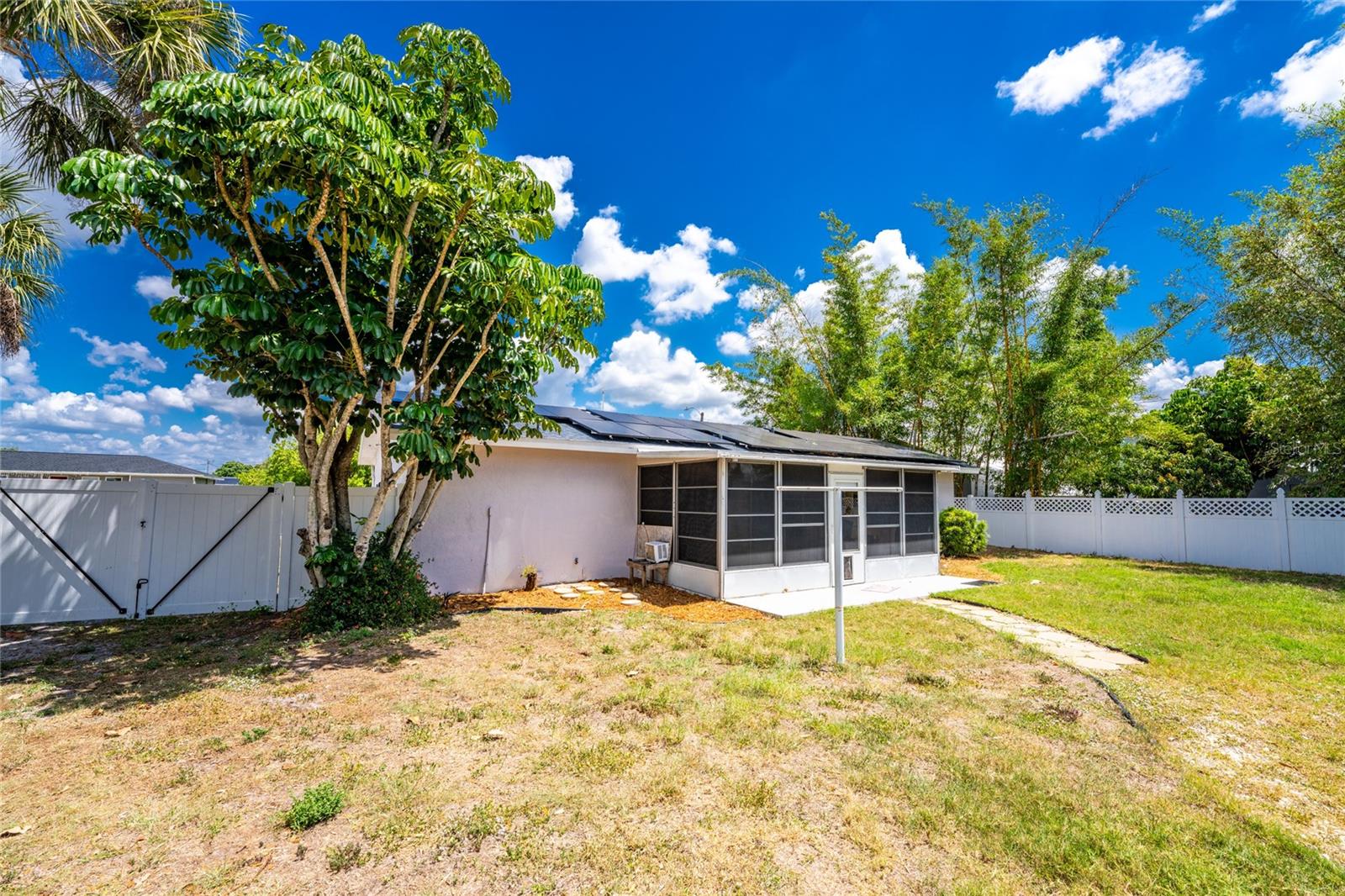 557 MAGNOLIA AVE NW, PORT CHARLOTTE, FL, 33952