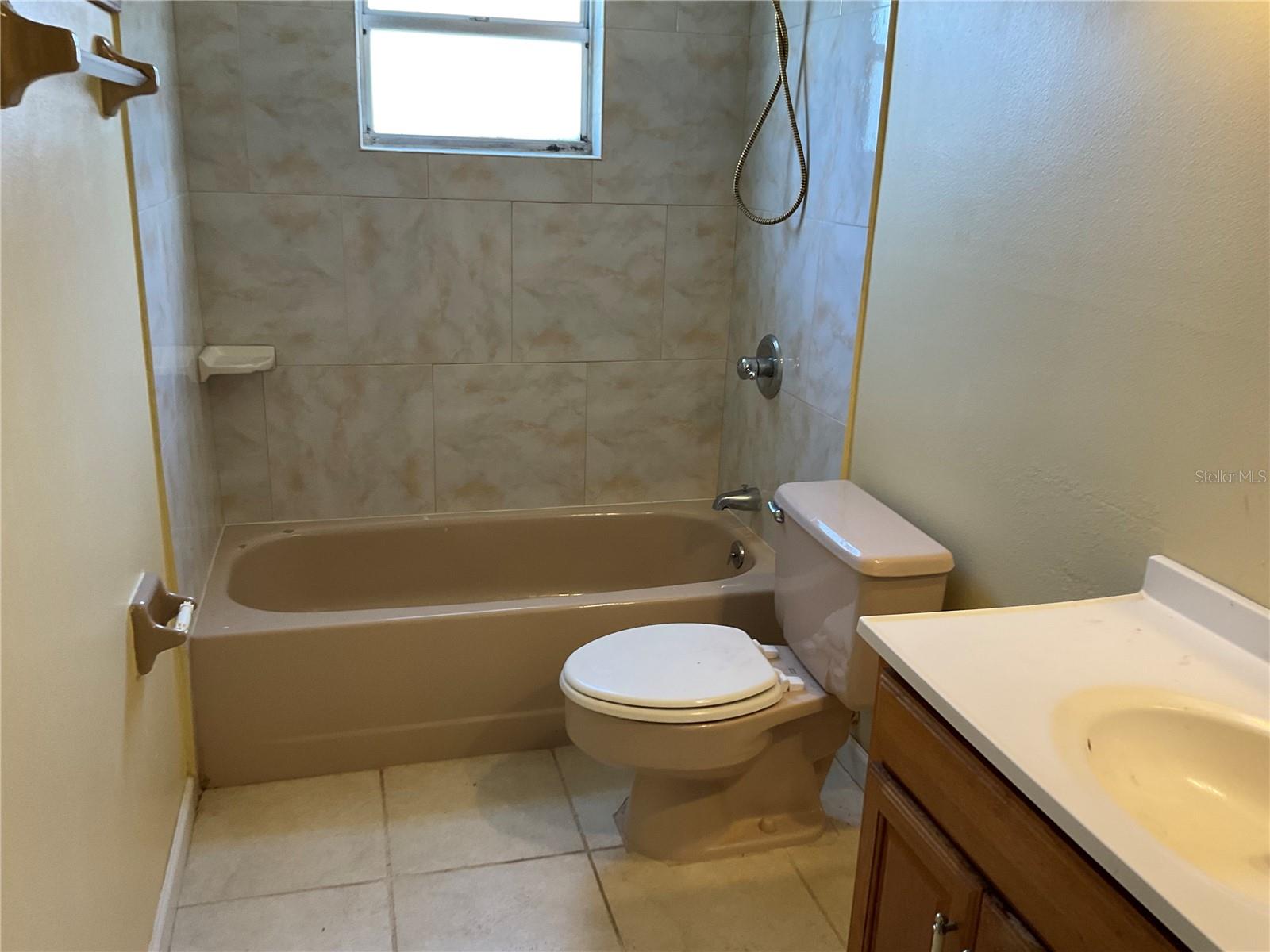 1073 W EMBASSY DR, DELTONA, FL, 32725