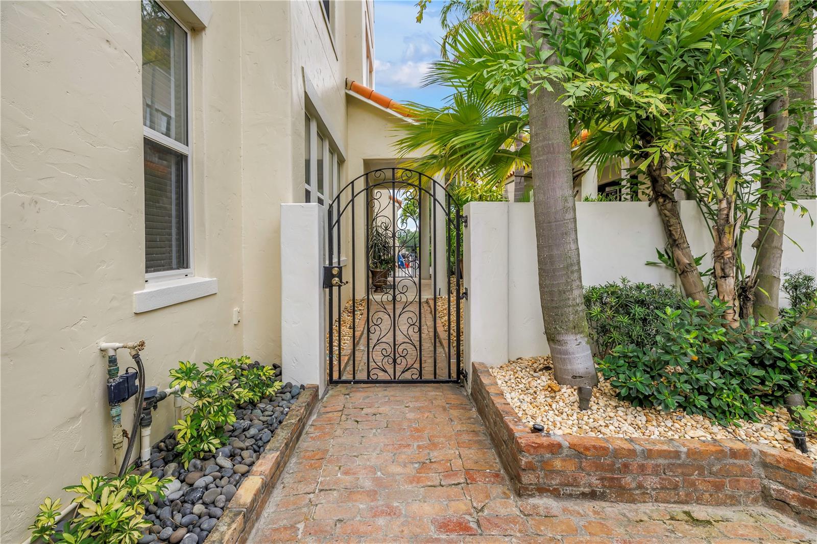 1133 ABBEYS WAY, TAMPA, FL, 33602