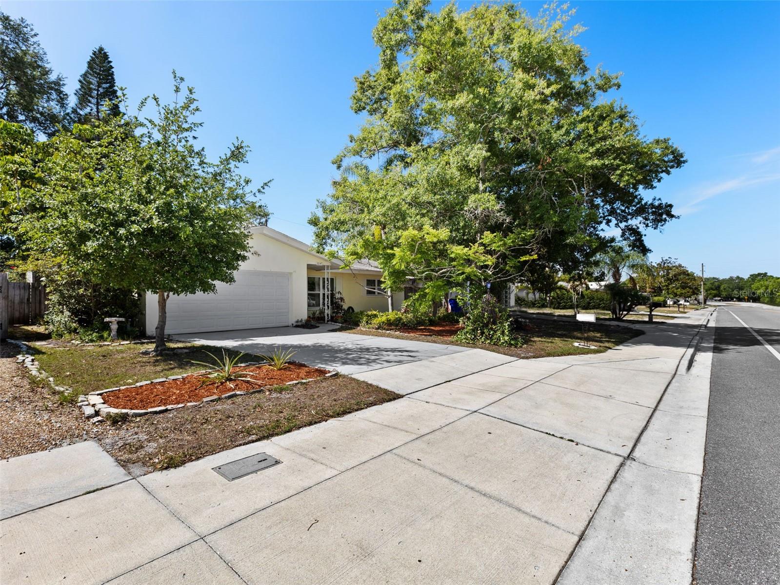 2047 GREENBRIAR BLVD, CLEARWATER, FL, 33763