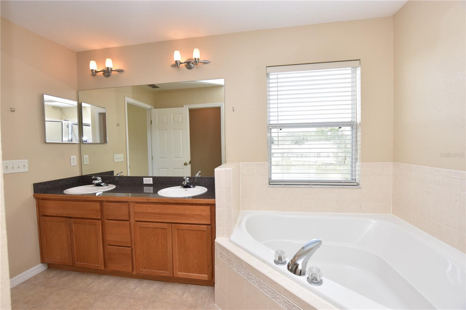 2010 HATTERAS PT, LAKELAND, FL, 33813