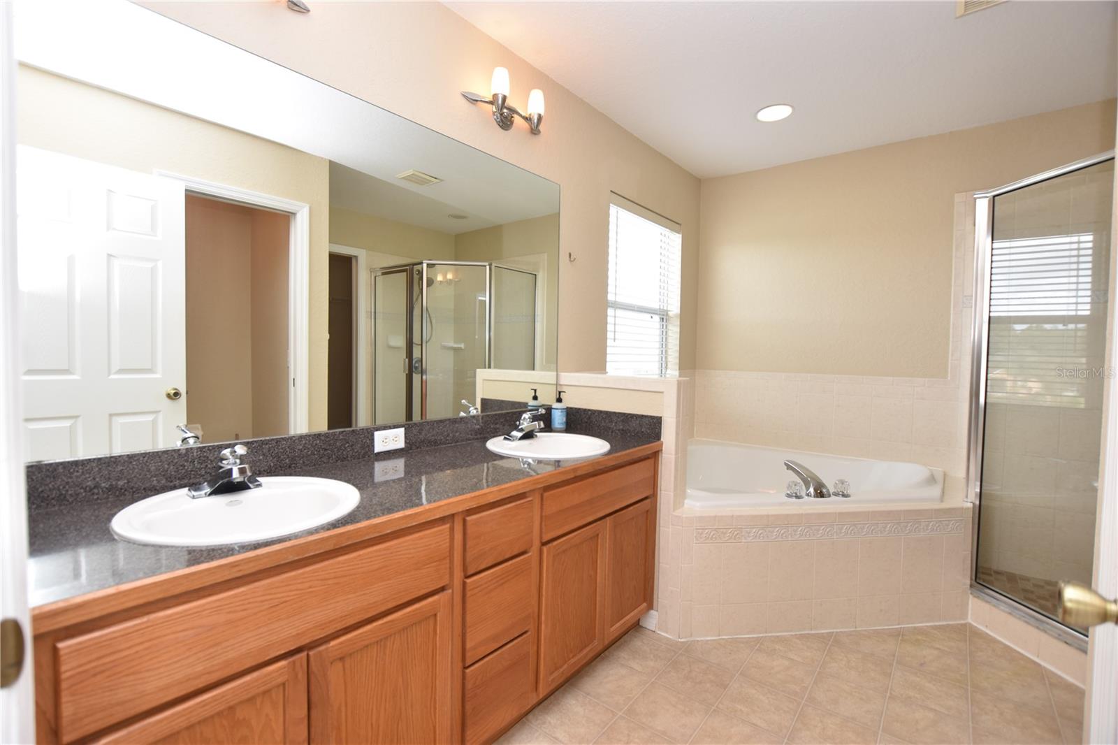 2010 HATTERAS PT, LAKELAND, FL, 33813