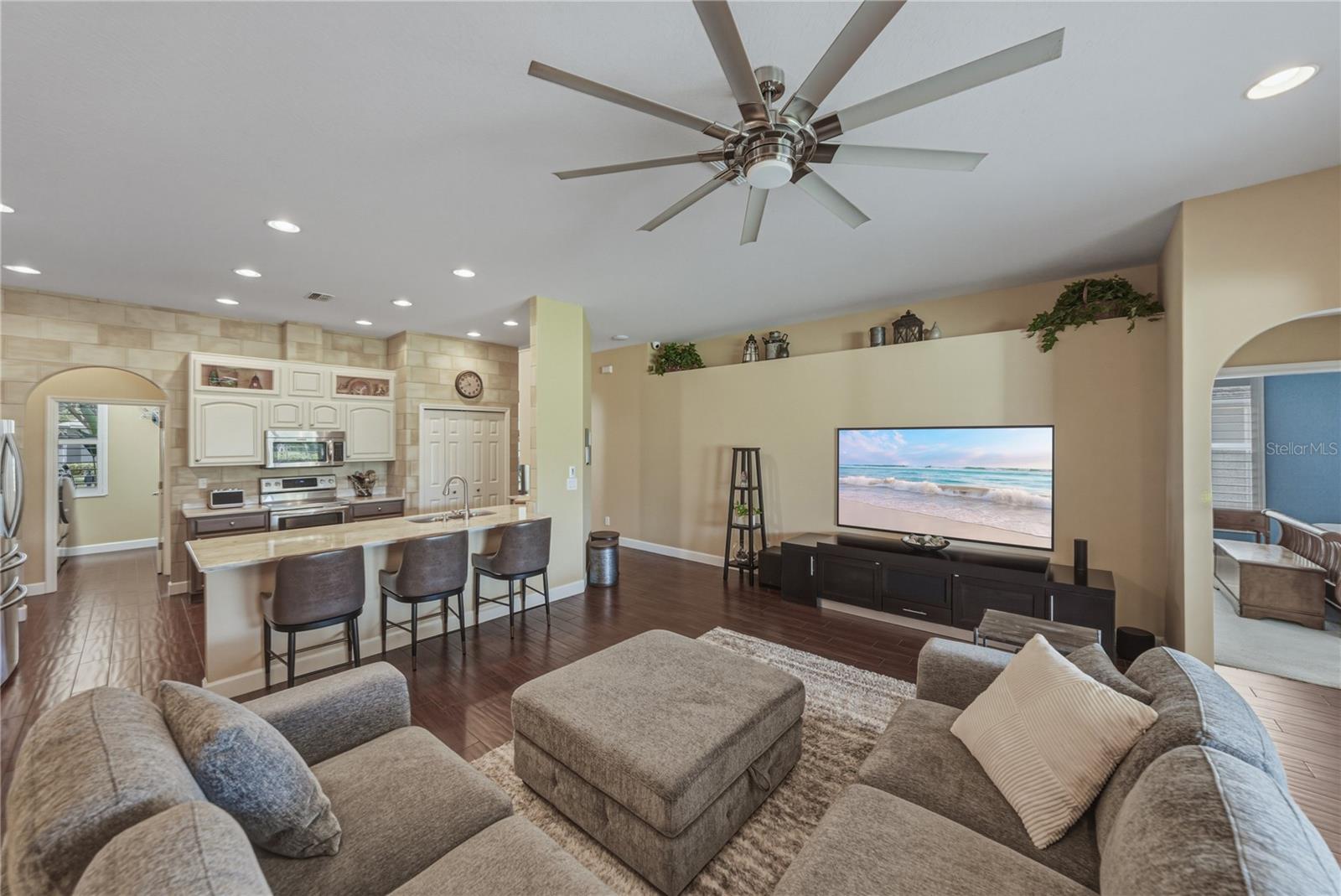 1035 LEGENDS PASS DR, VALRICO, FL, 33594