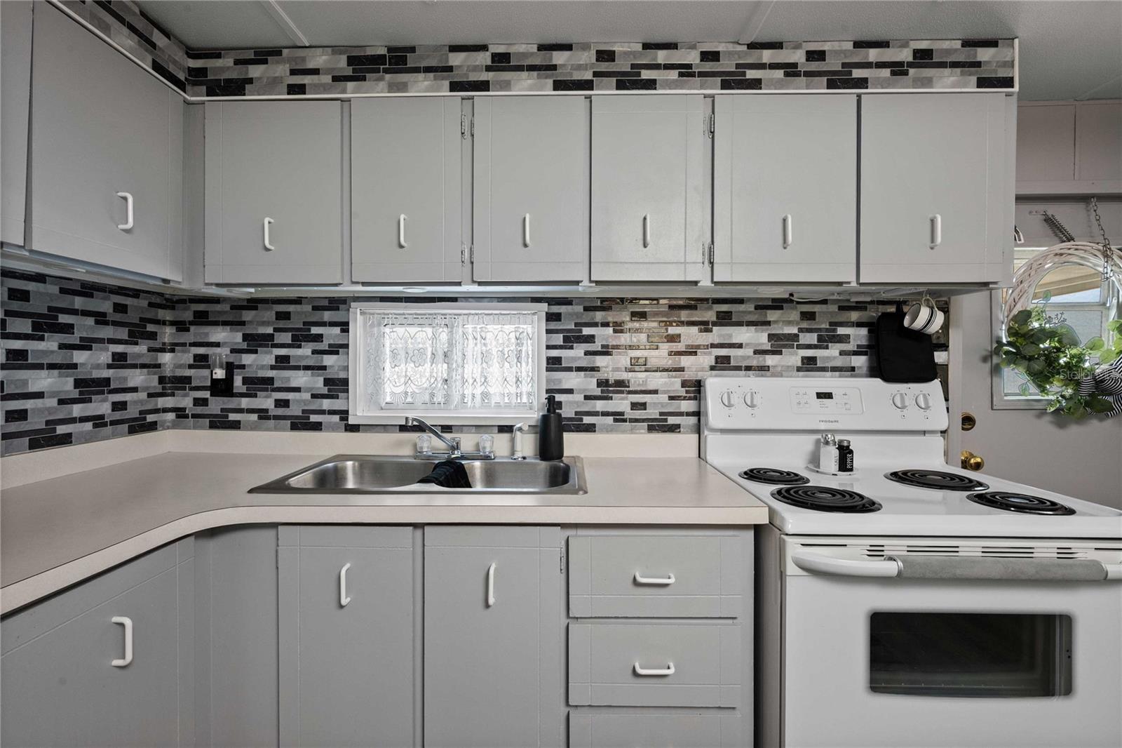 37135 SANDRA AVE, ZEPHYRHILLS, FL, 33542