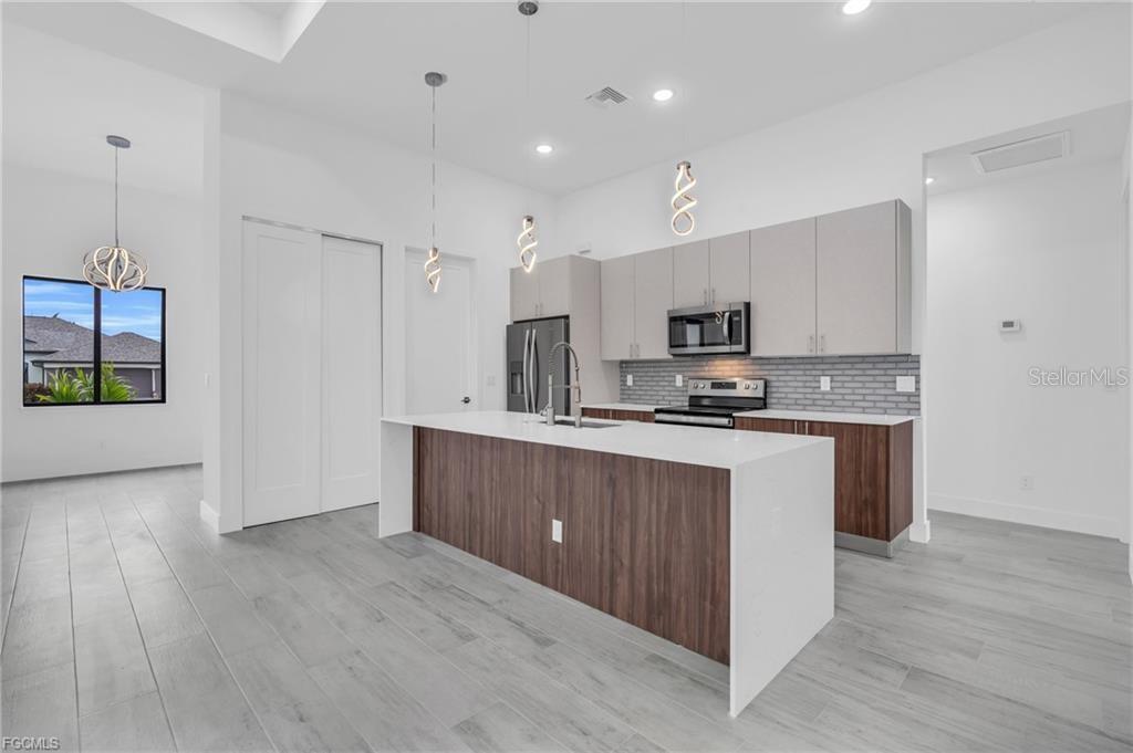 15401 AQUA CIR, PORT CHARLOTTE, FL, 33981