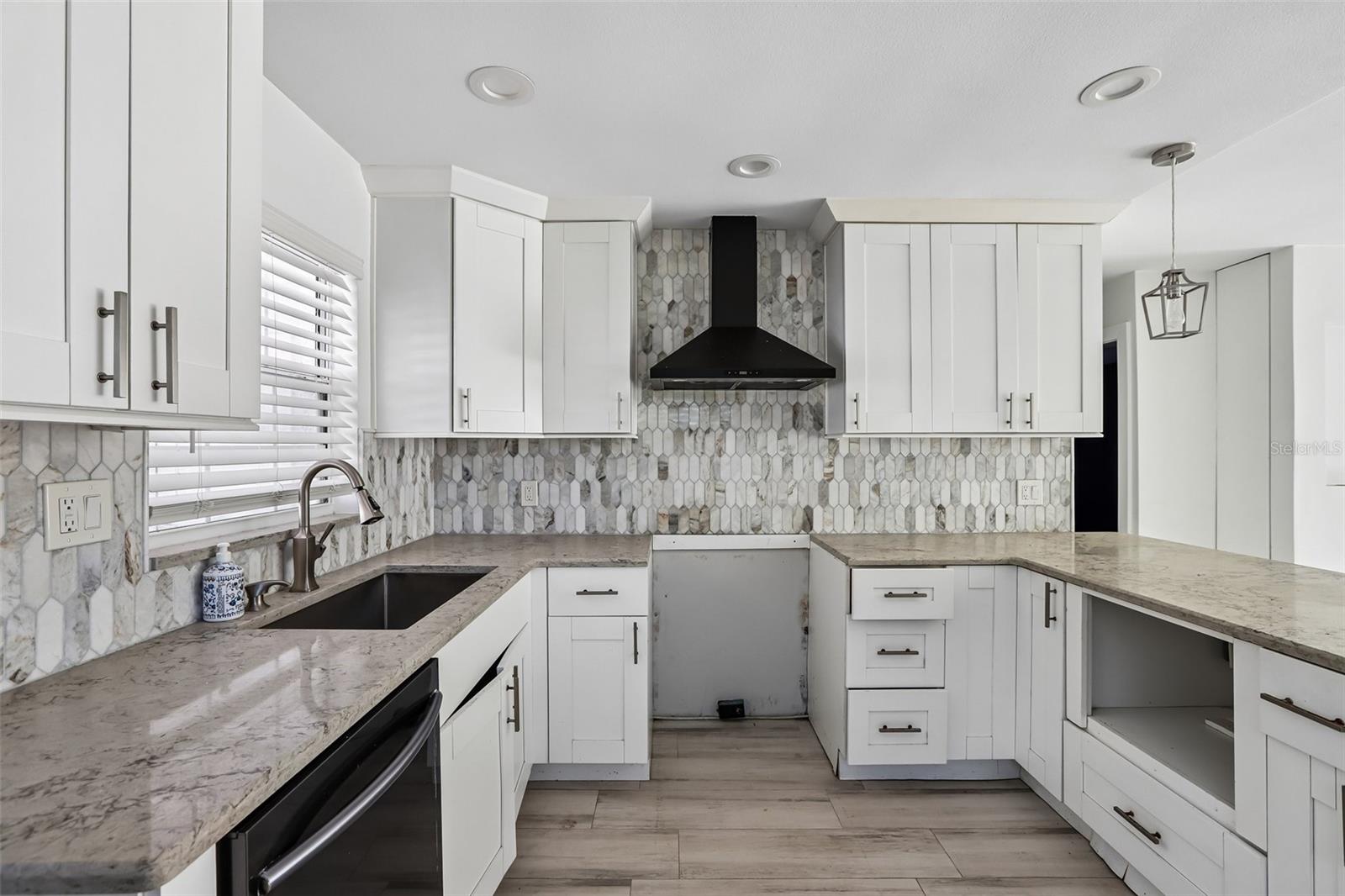 1524 CONNECTICUT AVE NE, ST PETERSBURG, FL, 33703