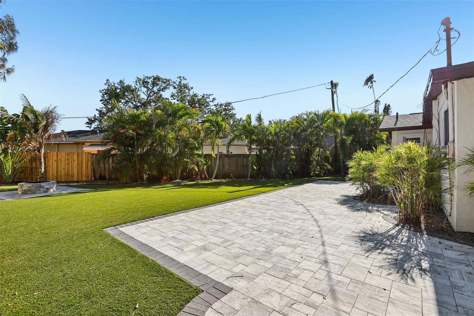 1524 CONNECTICUT AVE NE, ST PETERSBURG, FL, 33703