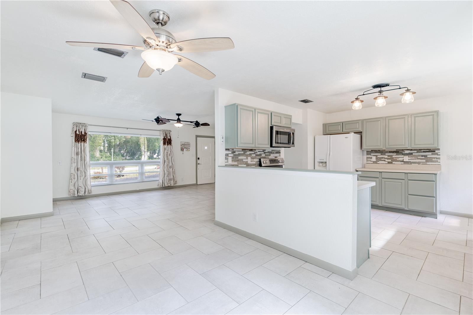 210 DONNA ST, TAVARES, FL, 32778
