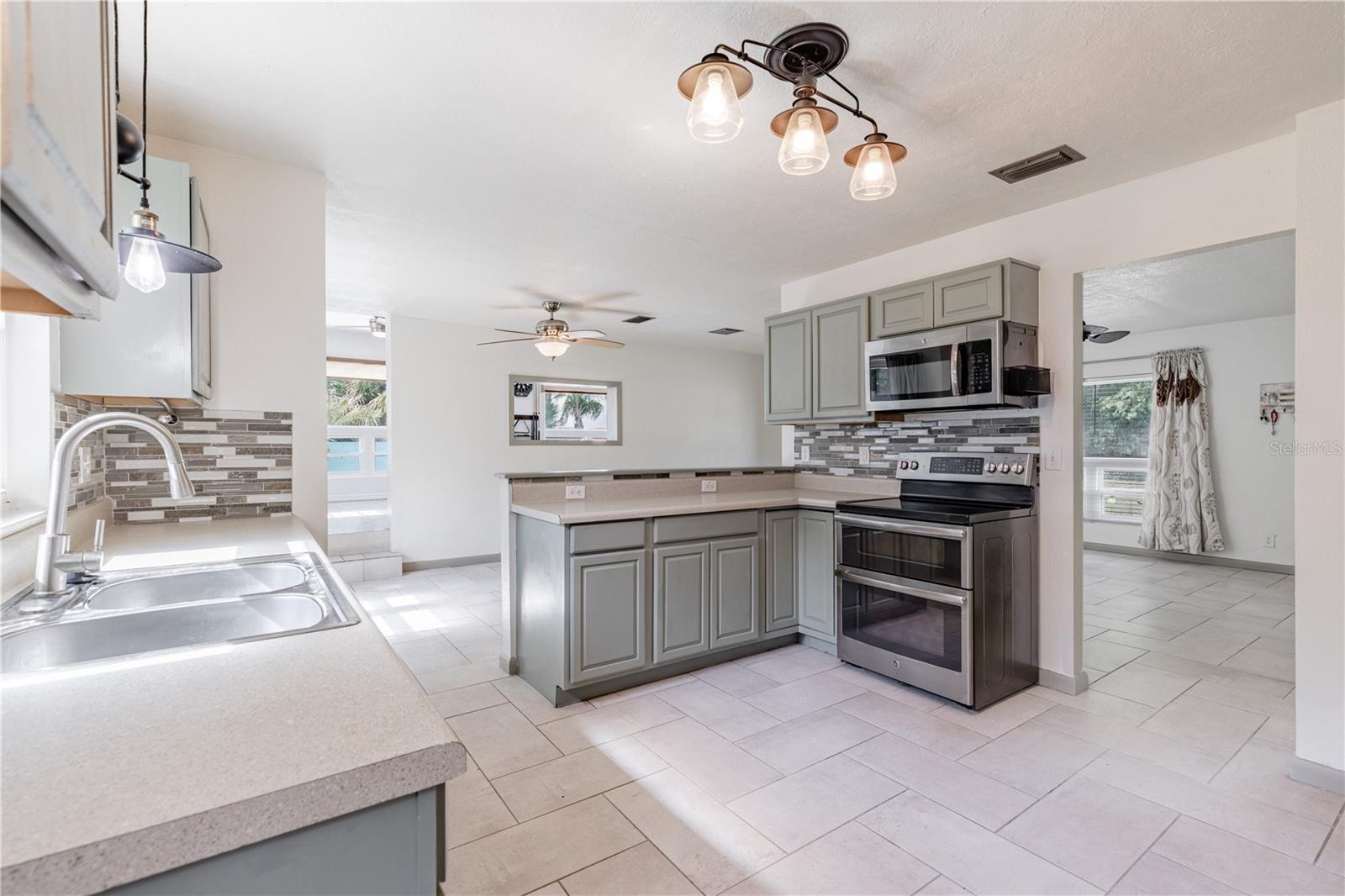 210 DONNA ST, TAVARES, FL, 32778
