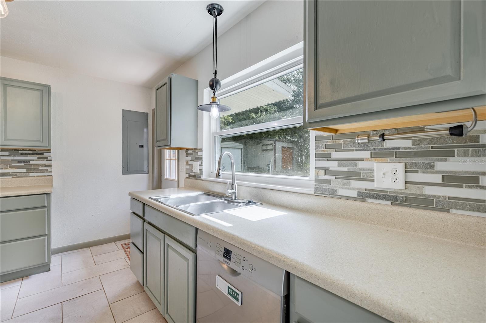 210 DONNA ST, TAVARES, FL, 32778