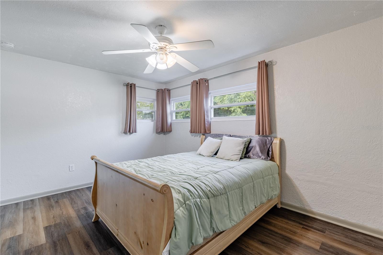 210 DONNA ST, TAVARES, FL, 32778