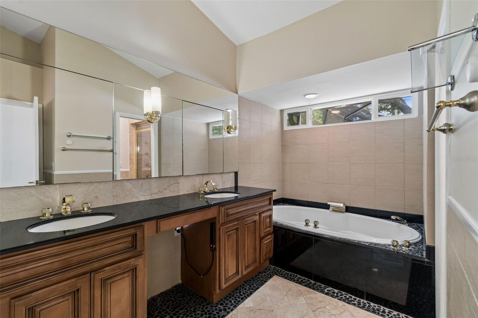14675 VILLAGE GLEN CIR, TAMPA, FL, 33618