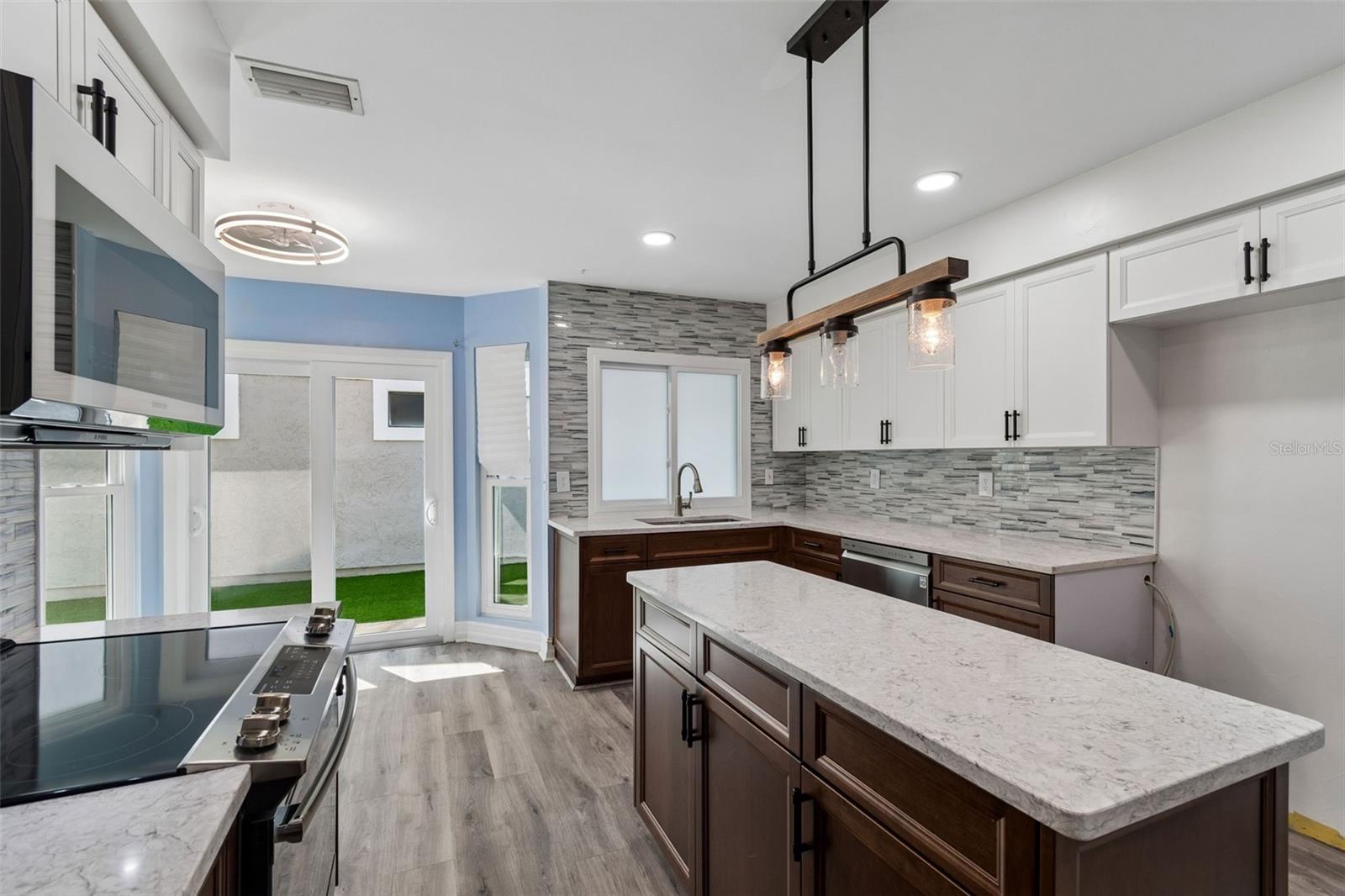 14675 VILLAGE GLEN CIR, TAMPA, FL, 33618