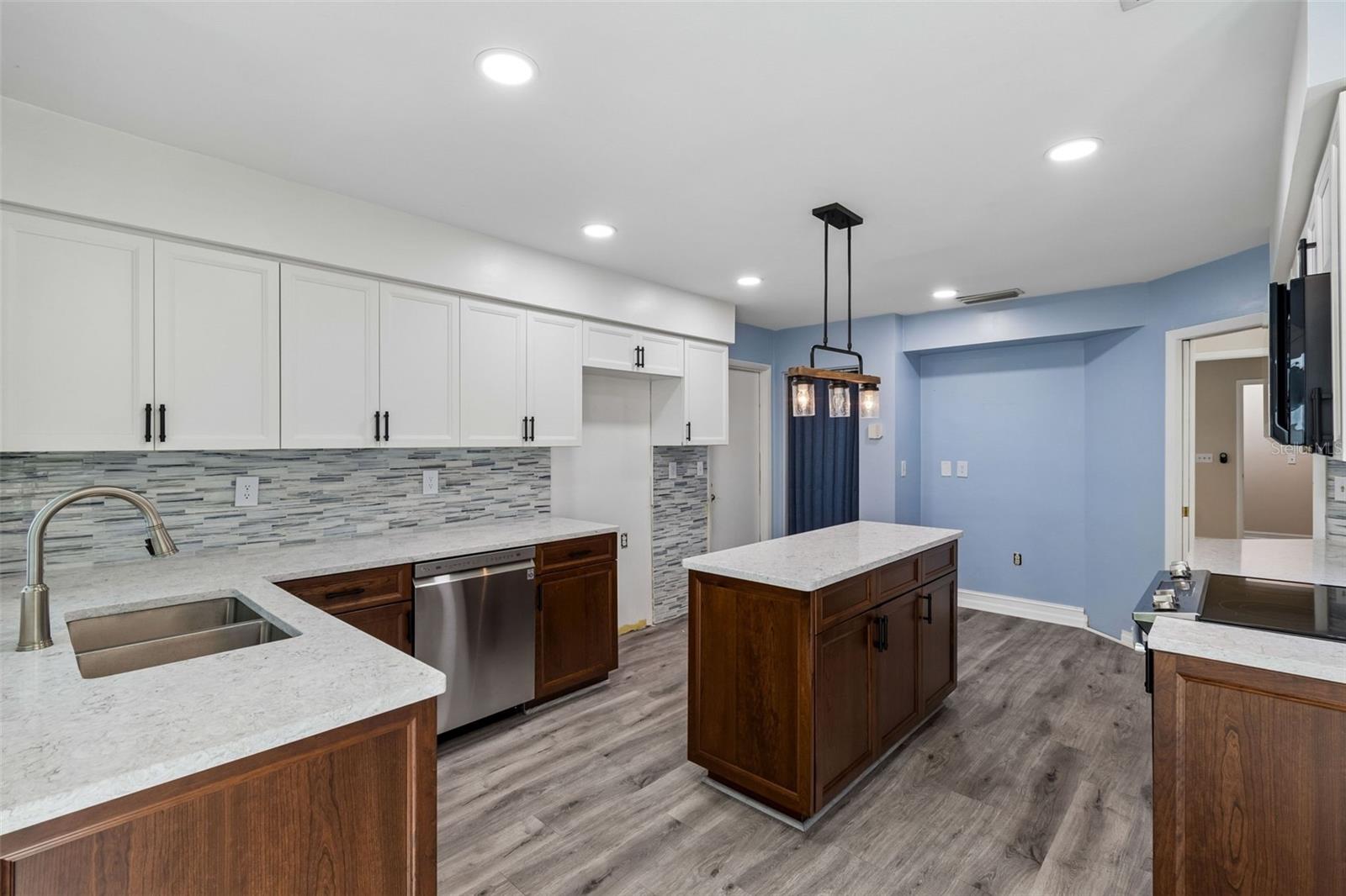 14675 VILLAGE GLEN CIR, TAMPA, FL, 33618