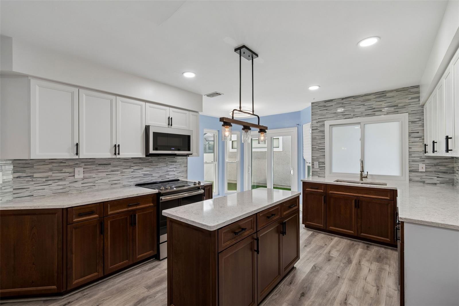 14675 VILLAGE GLEN CIR, TAMPA, FL, 33618