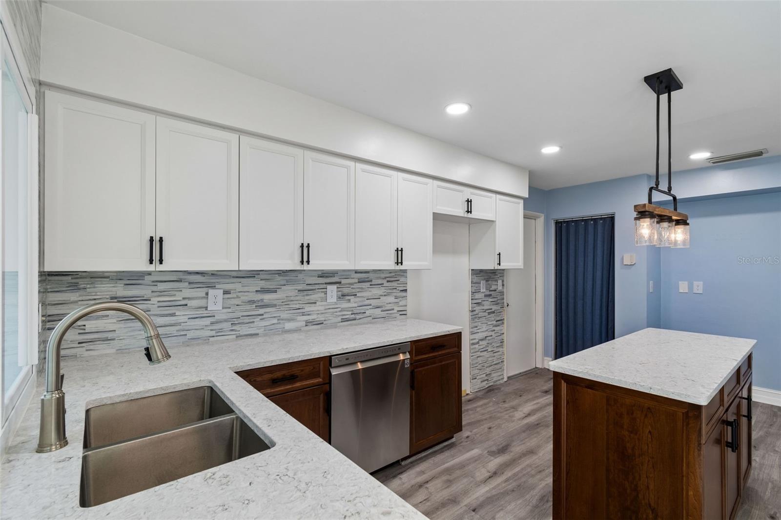 14675 VILLAGE GLEN CIR, TAMPA, FL, 33618