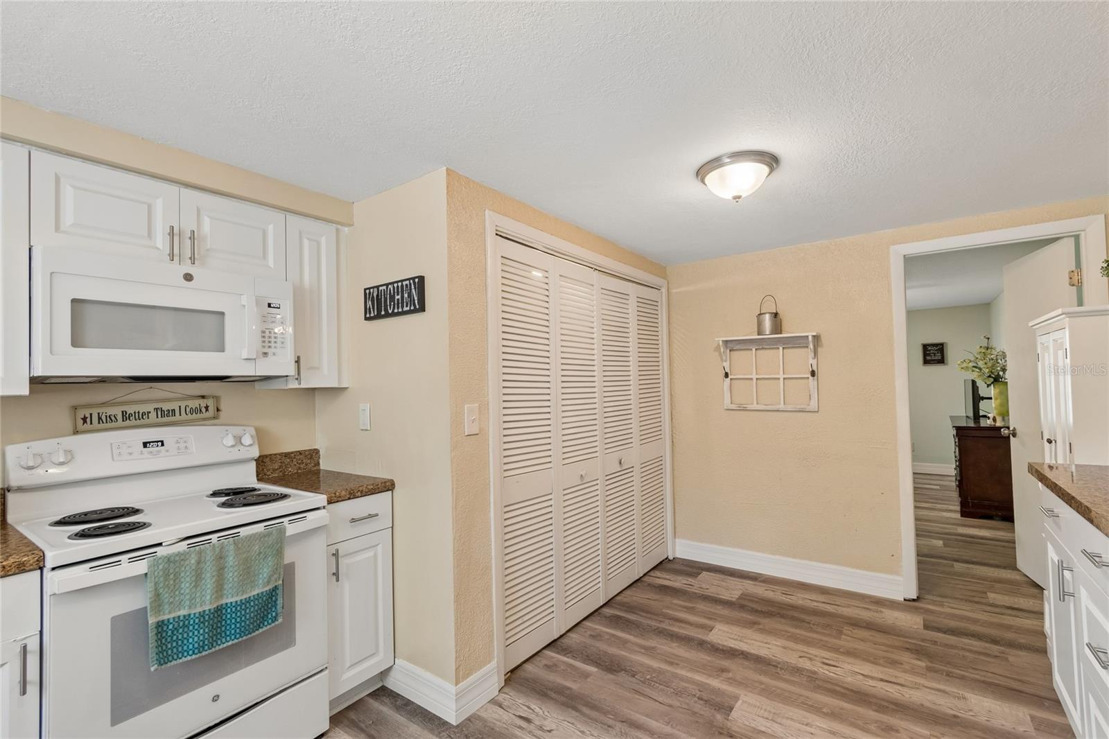 111 W GRAPEFRUIT CIR, CLEARWATER, FL, 33763